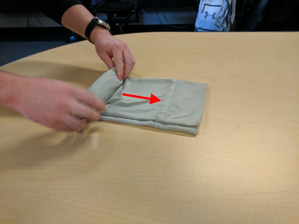 How to wrap a shirt easily