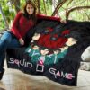 Squid Game Movie Premium Quilt - Squid Workers With Players Gather Round Quilt Blanket 11