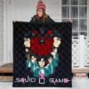 Squid Game Movie Premium Quilt - Squid Workers With Players Gather Round Quilt Blanket 3