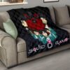 Squid Game Movie Premium Quilt - Squid Workers With Players Gather Round Quilt Blanket 15