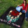 Squid Game Movie Premium Quilt - Squid Workers With Players Gather Round Quilt Blanket 9