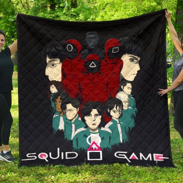 Squid Game Movie Premium Quilt – Squid Workers With Players Gather Round Quilt Blanket